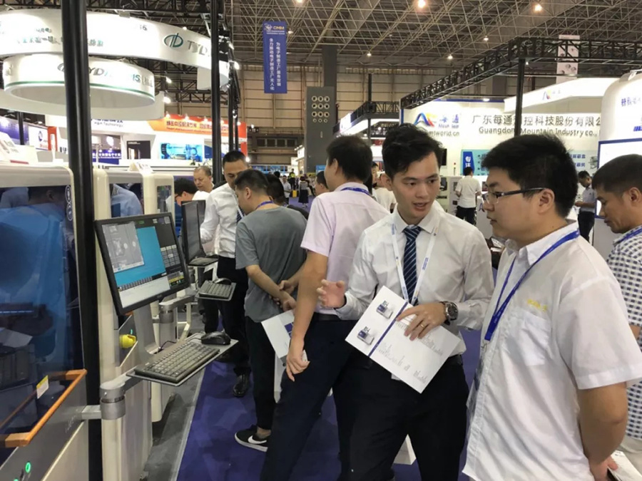 安達堅持自主創(chuàng)新,多部設備首次公開亮相 | 電子制造自動化展報道 安達堅持自主創(chuàng)新,多部設備首次公開亮相 | 電子制造自動化展報道